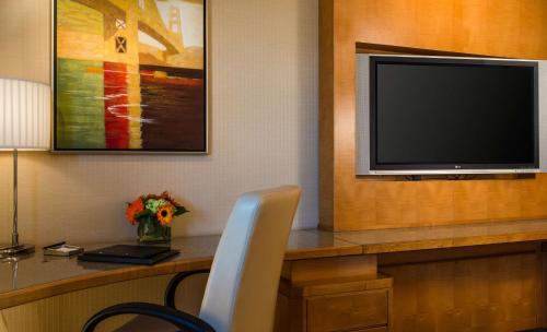 Habitación Deluxe con cama extragrande del hotel Hilton San Francisco Airport Bayfront