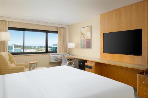 Habitación Deluxe con cama extragrande del hotel Hilton San Francisco Airport Bayfront. Foto 3