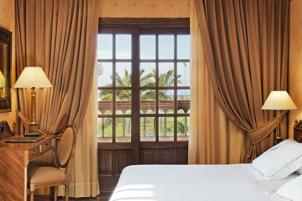 Suite 1 Cama queen Vista al campo de Golf Prestige del hotel Elba Palace Golf Boutique Hotel. Foto 6