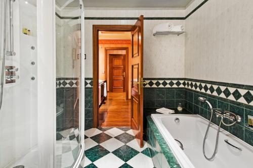 Suite Vista Jardin Vista al campo de Golf Prestige 2 Camas individuales del hotel Elba Palace Golf Boutique Hotel