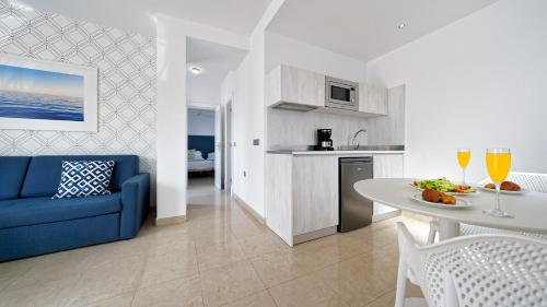 Double Room with Balcony del hotel Broncemar Beach Suites. Foto 1