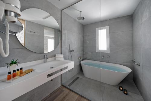 Double Room with Balcony del hotel Broncemar Beach Suites. Foto 2