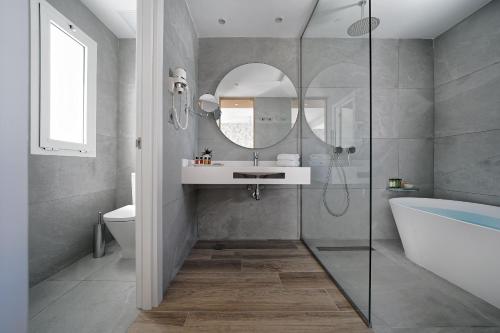 Double Room with Balcony del hotel Broncemar Beach Suites. Foto 3