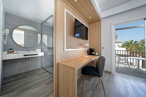 Double Room with Balcony del hotel Broncemar Beach Suites. Foto 4