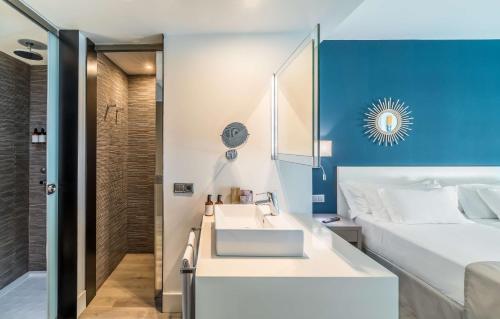 Junior Suite Deluxe con vistas al mar y bañera de hidromasaje del hotel Barceló Fuerteventura Castillo. Foto 6