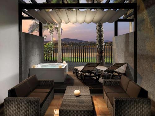 Junior Suite Deluxe con vistas al mar y bañera de hidromasaje del hotel Barceló Fuerteventura Castillo. Foto 7