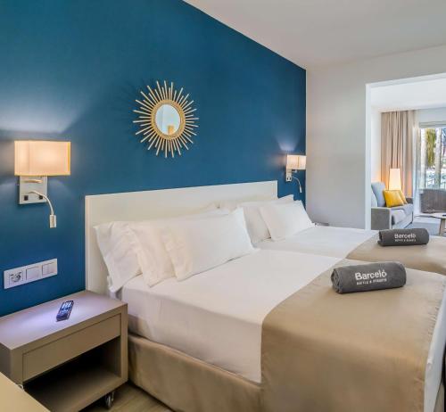 Junior Suite Deluxe con vistas al mar y bañera de hidromasaje del hotel Barceló Fuerteventura Castillo. Foto 1