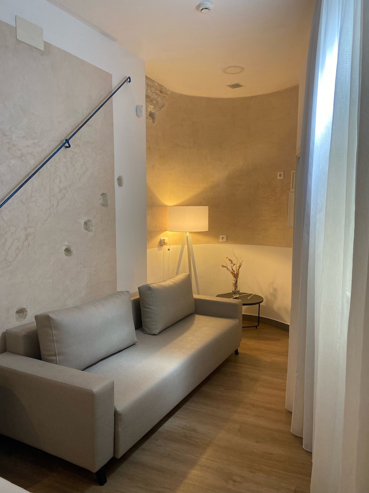 Habitación estándar del hotel ISA SEVILLA Suites. Foto 3