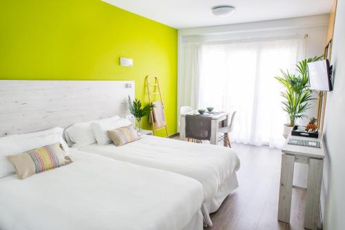 Estudio con terraza y vistas a la piscina del hotel Dunas Club. Foto 1