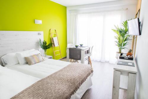 Estudio con terraza y vistas a la piscina del hotel Dunas Club. Foto 21