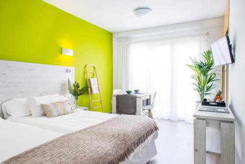 Estudio con terraza y vistas laterales al mar del hotel Dunas Club. Foto 13