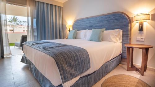 Suite infantil Premier con vistas a la piscina del hotel HD Lobos Natura Fuerteventura