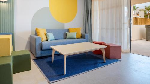 Suite infantil Premier con vistas a la piscina del hotel HD Lobos Natura Fuerteventura. Foto 4