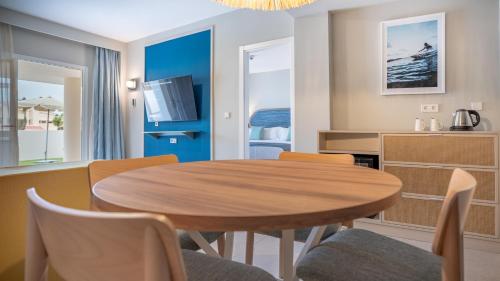 Suite infantil Premier con vistas a la piscina del hotel HD Lobos Natura Fuerteventura. Foto 5