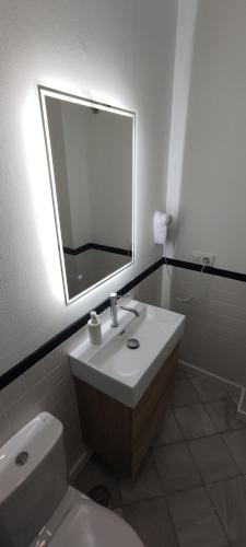 Habitación Doble con baño privado del hotel Samay Sevilla. Foto 6