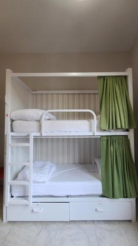 Cama en habitación compartida de 8 camas del hotel Samay Sevilla