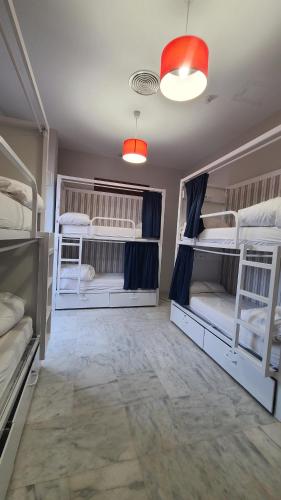 Cama en habitación compartida femenina de 6 camas del hotel Samay Sevilla. Foto 1