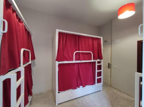 Cama en habitación compartida femenina de 6 camas del hotel Samay Sevilla. Foto 6