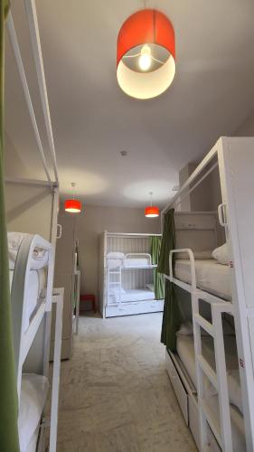 Cama en habitación compartida de 8 camas del hotel Samay Sevilla. Foto 1