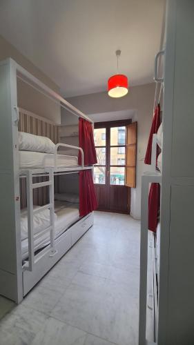 Cama en habitación compartida con 4 camas del hotel Samay Sevilla. Foto 1