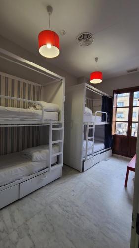 Cama en habitación femenina compartida de 4 camas del hotel Samay Sevilla. Foto 2