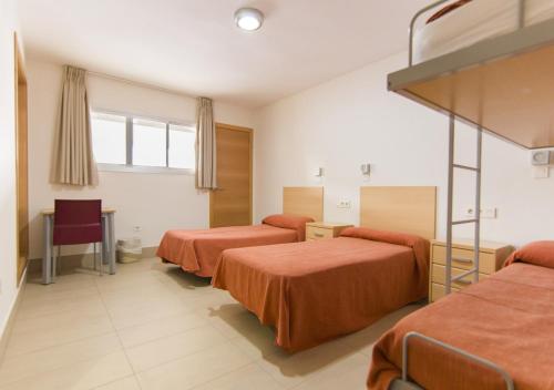 Habitación Triple con baño privado del hotel Inturjoven Sevilla - Hostel