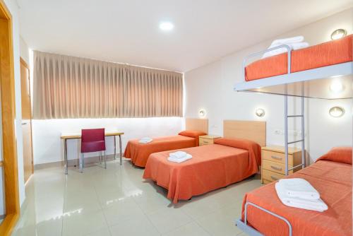 Habitación Triple con baño privado del hotel Inturjoven Sevilla - Hostel. Foto 7