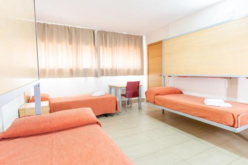 Habitación Triple con baño privado del hotel Inturjoven Sevilla - Hostel. Foto 9