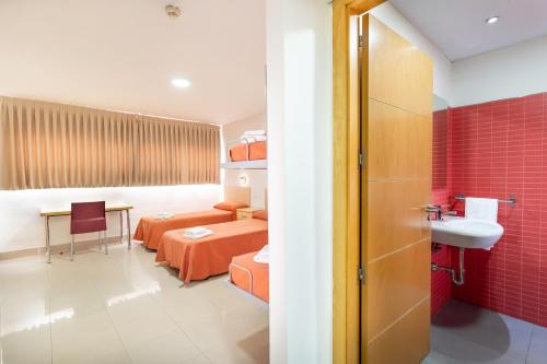 Habitación Triple con baño privado del hotel Inturjoven Sevilla - Hostel. Foto 12