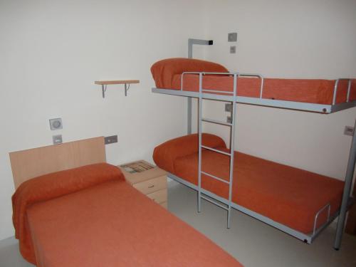 Habitación Triple con baño privado del hotel Inturjoven Sevilla - Hostel. Foto 4