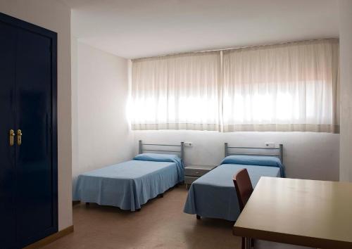 Habitación Doble con baño privado - 2 camas del hotel Inturjoven Sevilla - Hostel. Foto 1