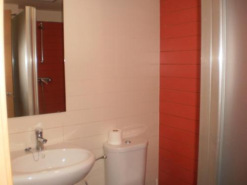 Habitación Triple con baño privado del hotel Inturjoven Sevilla - Hostel. Foto 3