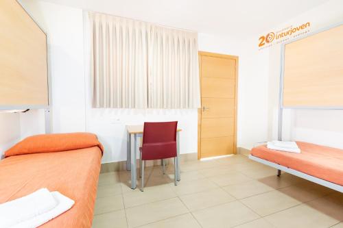 Habitación Cuádruple con baño del hotel Inturjoven Sevilla - Hostel. Foto 9