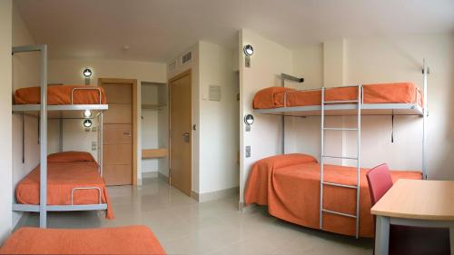 Habitación Doble con baño privado - 2 camas del hotel Inturjoven Sevilla - Hostel. Foto 6