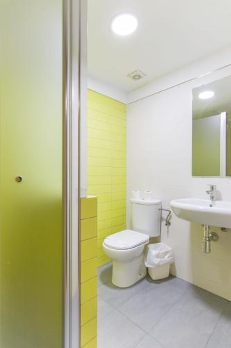 Habitación Cuádruple con baño del hotel Inturjoven Sevilla - Hostel. Foto 3