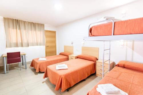 Habitación Cuádruple con baño del hotel Inturjoven Sevilla - Hostel. Foto 11