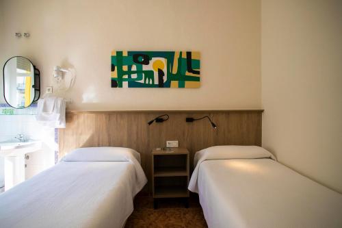 Habitación Estándar con baño compartido - 2 camas del hotel Dulces Suenos. Foto 7