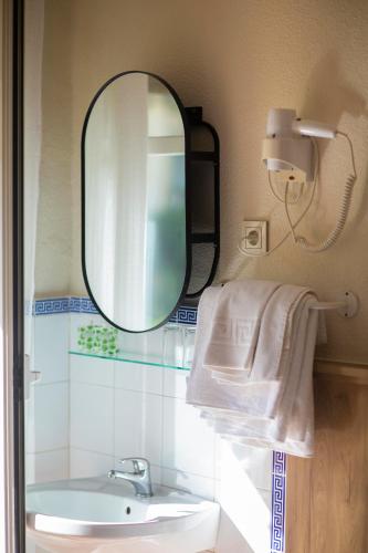 Habitación Estándar con baño compartido - 2 camas del hotel Dulces Suenos. Foto 9