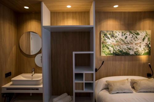 Habitación con cama grande y baño privado del hotel Sevilla Santa Justa - Adults only. Foto 2