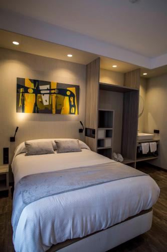 Habitación con cama grande y baño privado del hotel Sevilla Santa Justa - Adults only. Foto 19