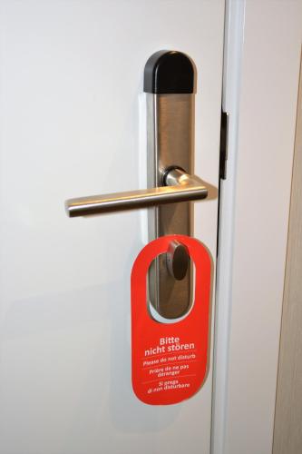 Habitación con cama grande y baño privado del hotel Sevilla Santa Justa - Adults only. Foto 25