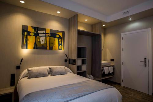 Habitación con cama grande y baño privado del hotel Sevilla Santa Justa - Adults only. Foto 28