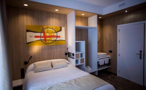 Habitación con cama grande y baño privado del hotel Sevilla Santa Justa - Adults only. Foto 36