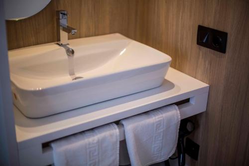 Habitación con cama grande y baño privado del hotel Sevilla Santa Justa - Adults only. Foto 37