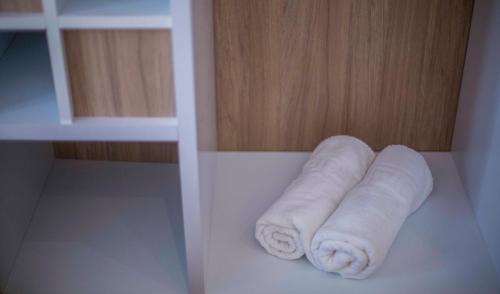 Habitación con cama grande y baño privado del hotel Sevilla Santa Justa - Adults only. Foto 38