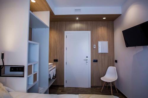 Habitación con cama grande y baño privado del hotel Sevilla Santa Justa - Adults only. Foto 44