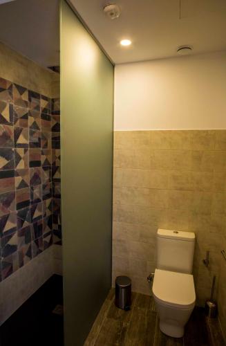 Habitación con cama grande y baño privado del hotel Sevilla Santa Justa - Adults only. Foto 6