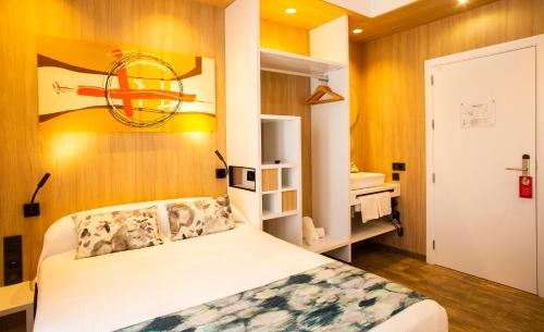 Habitación con cama grande y baño privado del hotel Sevilla Santa Justa - Adults only. Foto 7