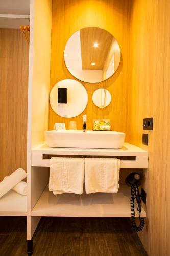 Habitación con cama grande y baño privado del hotel Sevilla Santa Justa - Adults only. Foto 13