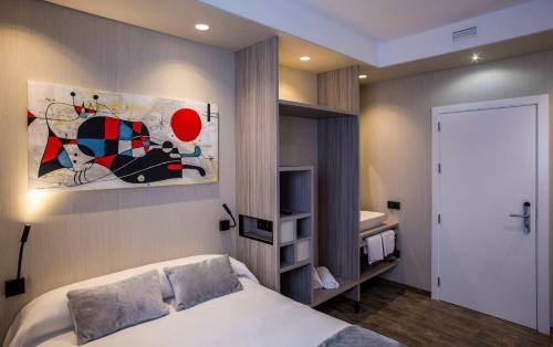 Habitación con cama grande y baño privado del hotel Sevilla Santa Justa - Adults only. Foto 14